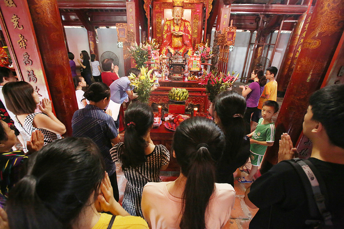 Students pray for luck at Hanoi temple before exam of their lives - VnExpress International