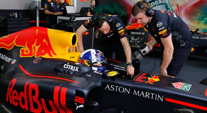 David Coulthard, runner-up in the 2001 Formula One World Drivers' Championship, is prepared before the very first performance of the F1 auto racing in Vietnam on Friday afternoon | VnExpress.net