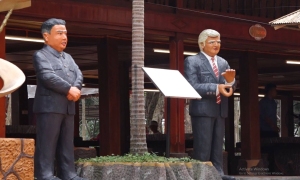 Restaurant celebrates Trump-Kim meeting with bizarrely unlike statues