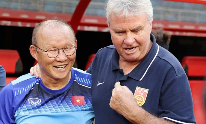 L'entraîneur du Vietnam, Park, et son ancien patron, Hiddink, lors d'un match amical contre la Chine