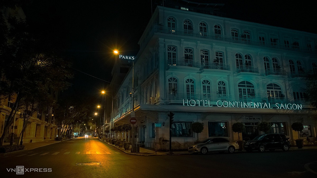 The Continental Saigon Hotel, located on the corner of Dong Khoi Street, a busy and crowded area in HCMC, turns now empty and without lights. The photo collection was captured between 9 p.m. and 10 p.m. on April 7, one week after the country entered the 15-day social distancing campaign ordered by Prime Minister Nguyen Xuan Phuc on April 1 which prohibits gatherings of more than two people in public and exhorts people to stay at home unless truly necessary.In Vietnams southern metropolis, between 8 p.m. and 10 p.m. is the peak time with people flocking to the streets for dating, entertainment activities and hangouts while coffee shops, bars, karaoke parlors and shopping centers are flooded by throngs of visitors. However, the social distancing order turns everything change completely.