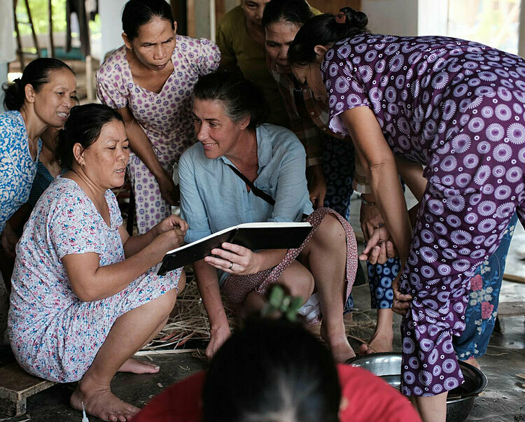 Barnes (M) shows locals her drawings.She had moved back to Australia in March due to the coronavirus, but shared she plans to relocate here for good when the outbreak is over.There is something really special about Vietnam that makes me adore and learn more about this place.