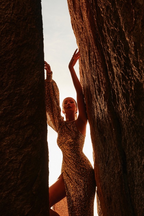 HHen Nie shows off her curves amid the beauty of nature.