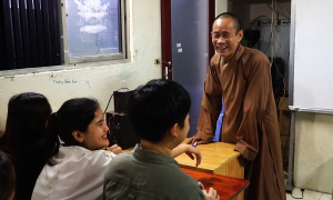 Abbot turns Saigon pagoda into free foreign language center for poor students
