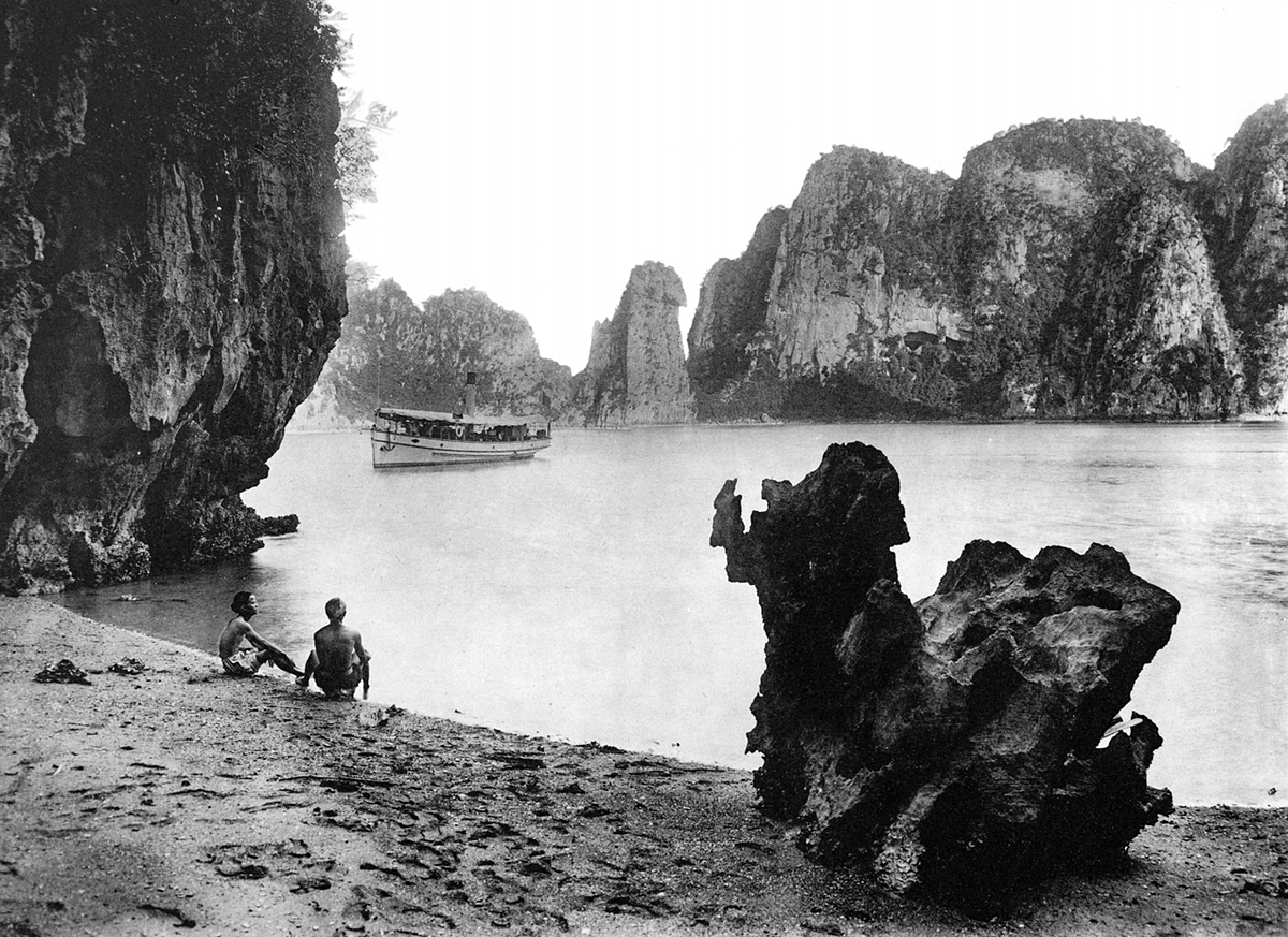Ha Long Bay still looks unspoiled at the end of the 19th century. More than a century ago, the beauty of Ha Long Bay and the life of the people there was an interesting topic that attracted many foreign photographers. In 1994, Ha Long Bay in the northern province of Quang Ninh was recognized by UNESCO as a world natural heritage, earning it a global fame.