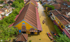 Boats offer lifeline to waterlogged Hoi An