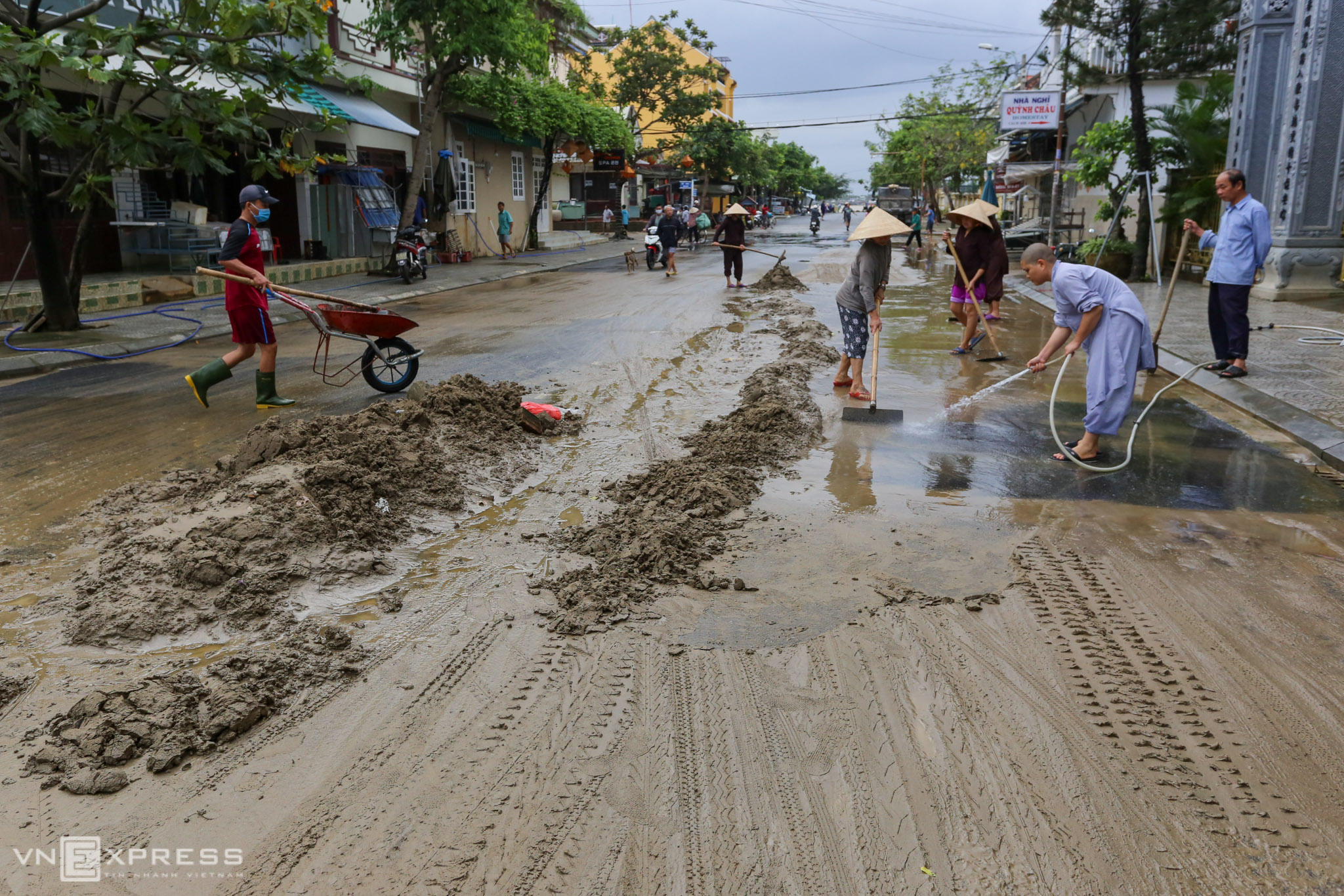Residents clean up Hoi An ahead of heritage status anniversary
