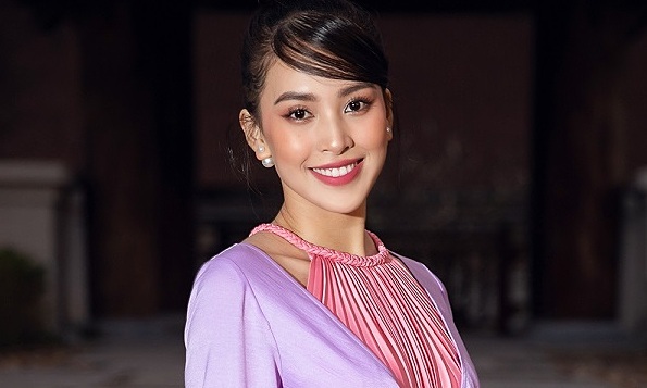 Misses Vietnam don traditional four-part dresses out in the cold - Vimarsana News