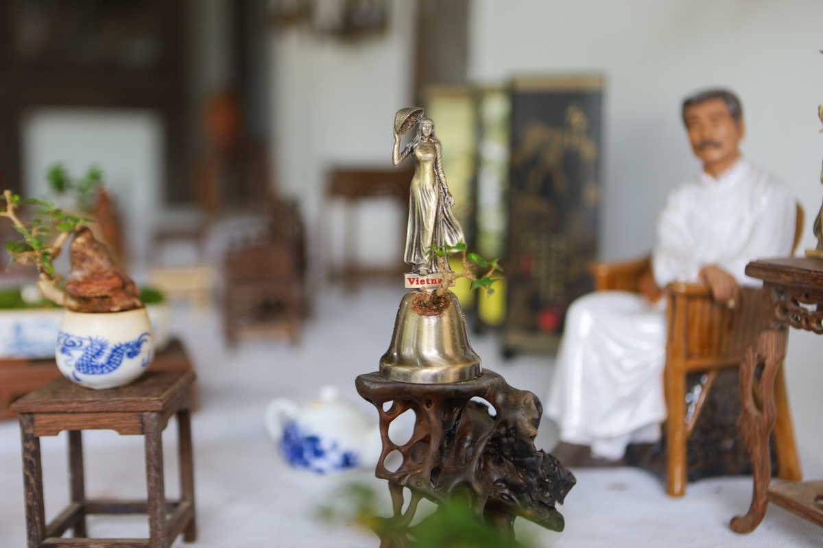 He can also turned a statue of a Vietnamese woman wearing traditional ao dai into the base of the penjing.