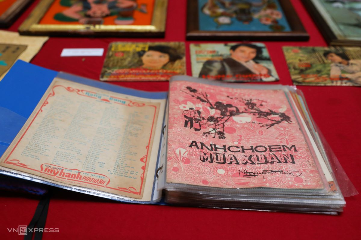 A collection of music sheets with songs about spring carefully preserved in a plastic-wrapped album. Collecting music sheets was a hobby of Saigonese in the 1950s. Artworks on the cover and song lyrics and music notes inside was a format that appealed to Saigonese then.