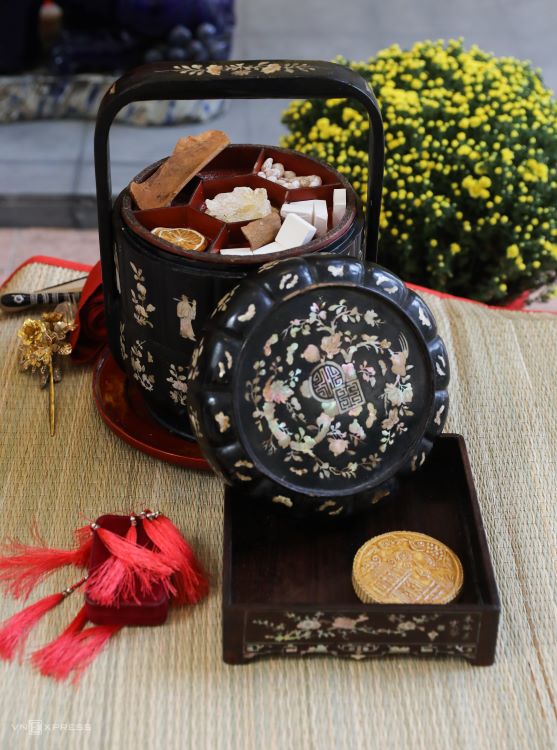 A mother of pearl inlay box used for sweets. The nearly 100-year-old box is an inheritance of a member’s family.Once-popular sweets during Tet like candied ginger, ‘banh in’ (molded rice cakes), lotus seeds and licorice were made by the group.