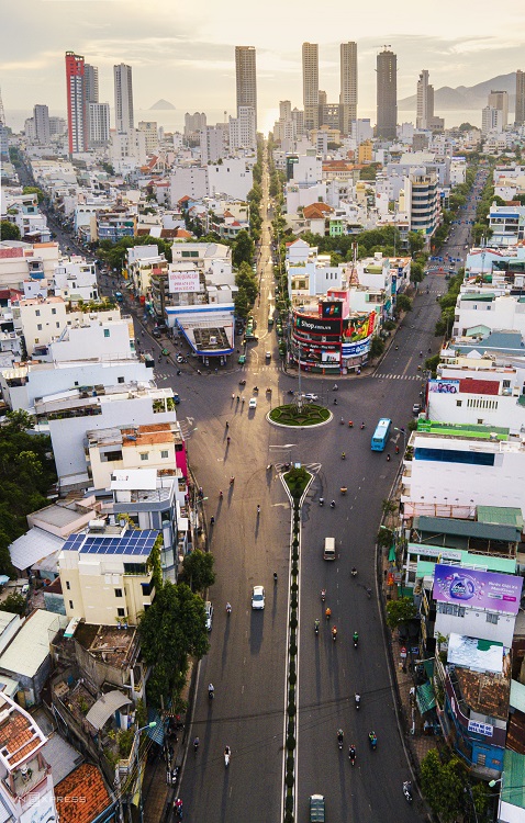 This picture shows the route near the Ma Vong roundabout, with October 23 Street connecting Dien Khanh District to the town center via Thai Nguyen, Yersin and Thong Nhat streets.Behind lies many new tall buildings and hotels that represent local development in recent years.