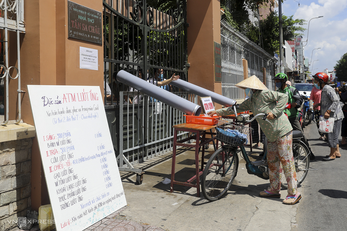 Over the past week, members of Tan Sa Chau Church in Tan Binh District have installed plastic tubes to provide free meals to the poor. Every day, 1,000 meals are sent over the tubes and people can pick them up from outside the church, helping maintain distance and prevent the spread of the novel coronavirus.