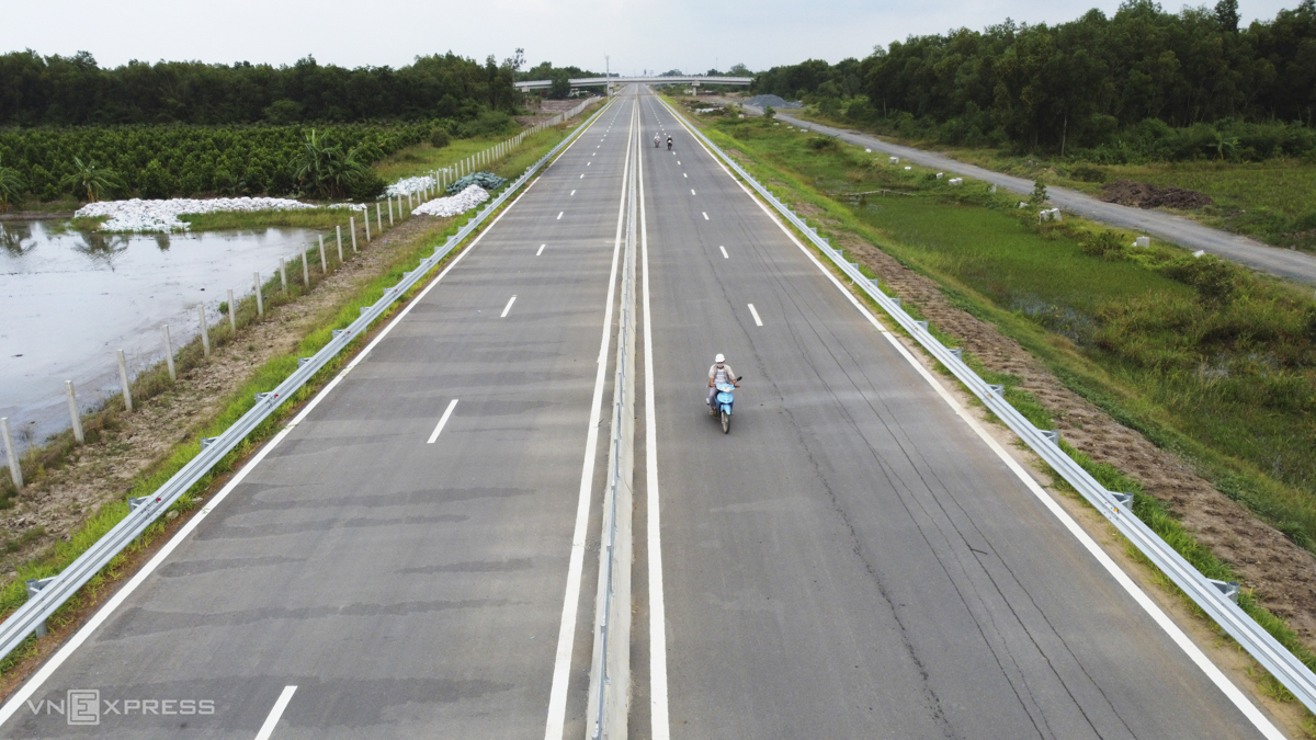 A completed section of the Trung Luong – My Thuan Expressway in Long Dinh Commune, Chau Thanh District.