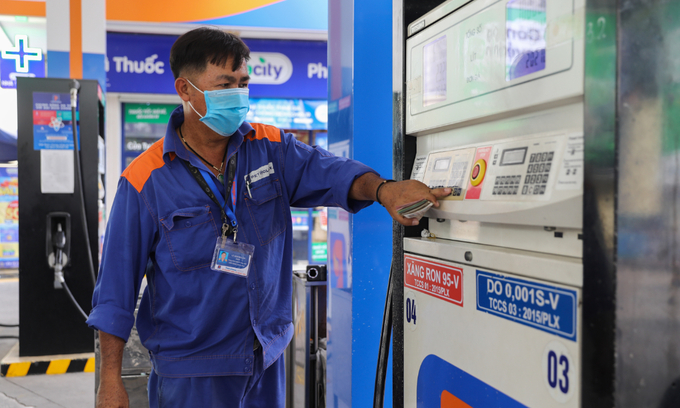Cut gasoline taxes to control price hike, experts advise - VnExpress International - Vimarsana News