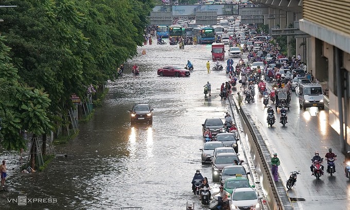 Traffic chaos in Hanoi after heavy downpour - VnExpress International - Vimarsana News