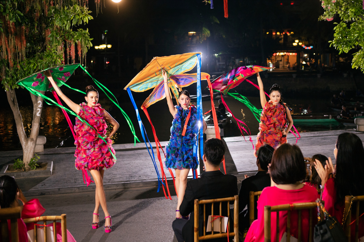 Vo Hoang Yen, Tran Tieu Vy, Vu Thu Phuong (from left to right) perform vedettes in the second part of the collection. They wear short dresses that create 3D volume.