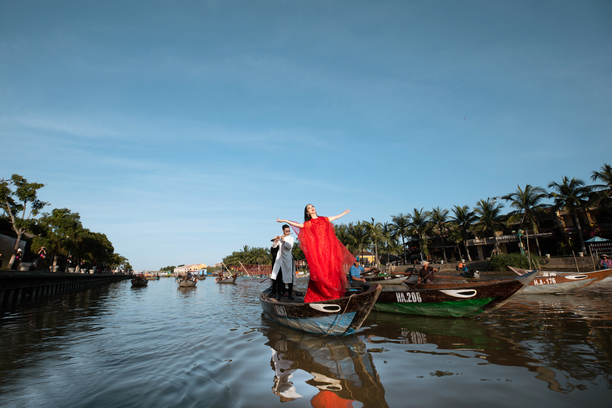 The first part of the collection consists of a series of monochrome designs. Miss Hung Giang My Temple opened from a boat floating in the middle of Hoai River. On the background of the song Peaceful Sky (Pham Huu Tam), the beauty stood at the bow of the boat, performing the dance.