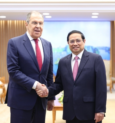 Russian Foreign Minister Sergey Lavrov (L) shakes hands with Vietnamese Prime Minister Pham Minh Chinh in Hanoi, July 6, 2022. Photo by Vietnam News Agency