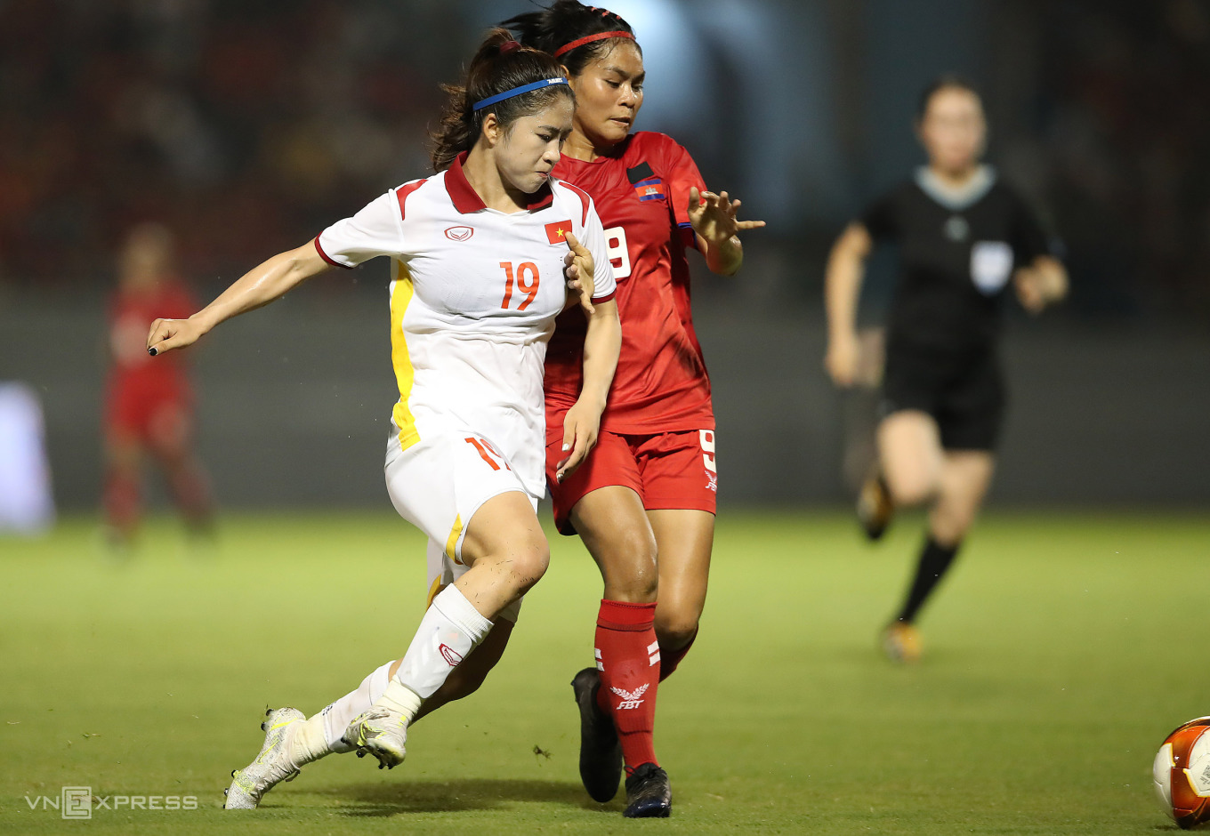 Vietnam (L) play Cambodia at SEA Games 31 in May 2022. Photo by VnExpress/Duc Dong