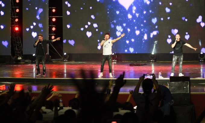 English pop group performs at the Touch Your Heart music show in HCMC. Photo by VnExpress/Nhat Thuc