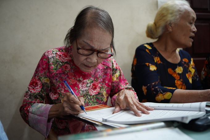 Pham Thi Nham writes down the new vocabulary in her notebook on September 28, 2022. Photo by VnExpress/Quynh Nguyen