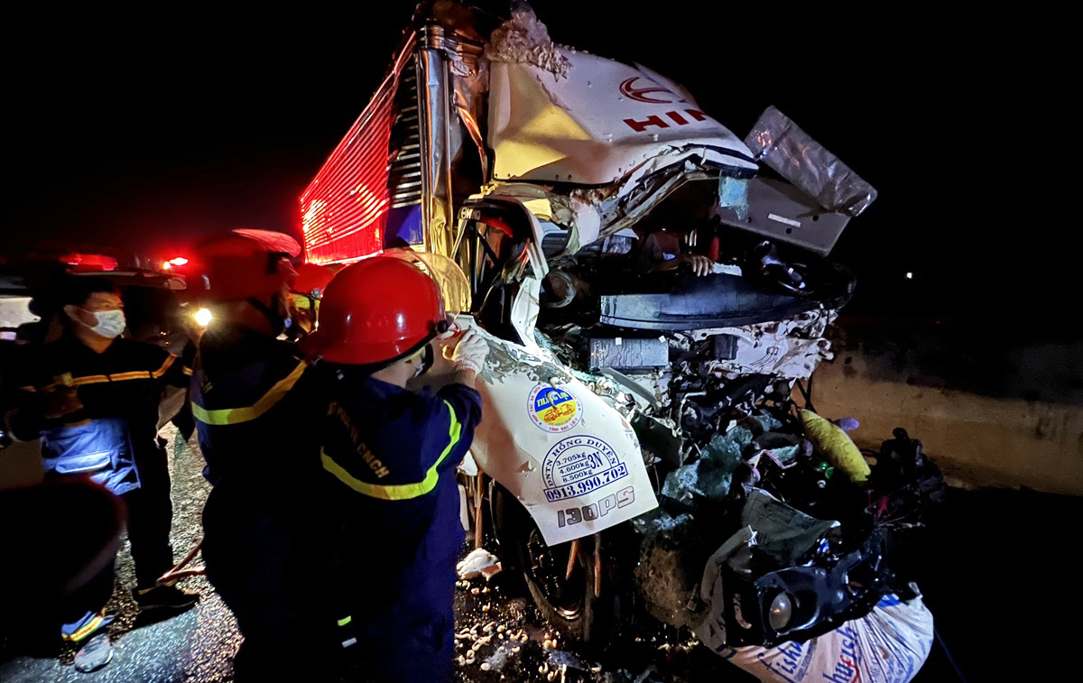 A trucks cabin is completely destroyed in an accident that kills the driver and his assistant on HCMC - Trung Luong Expressway on November 14, 2022. Photo by VnExpress/Thuy Phuong