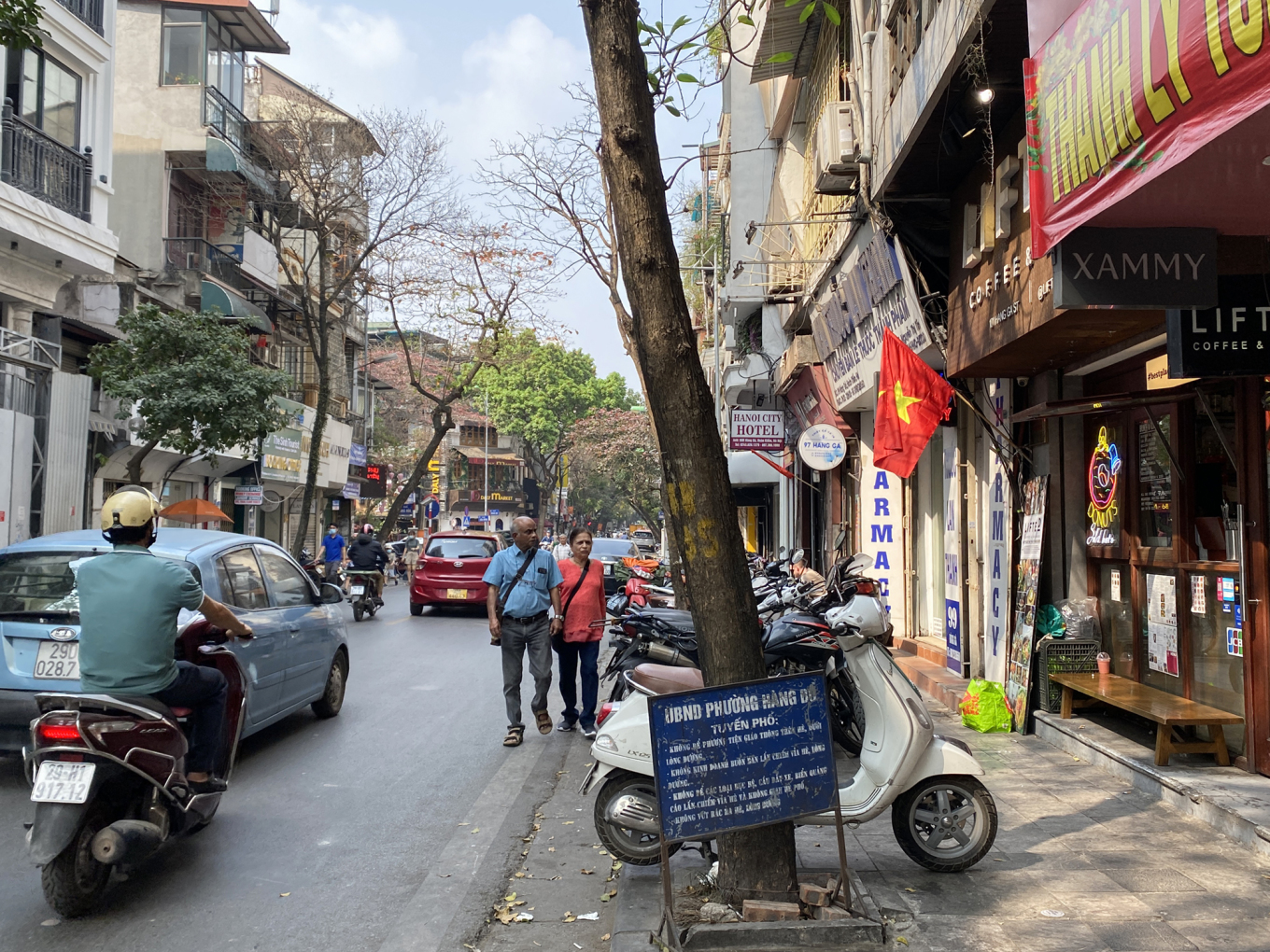 Street vendors see no end to sidewalk wars Street vendors see no end to sidewalk wars